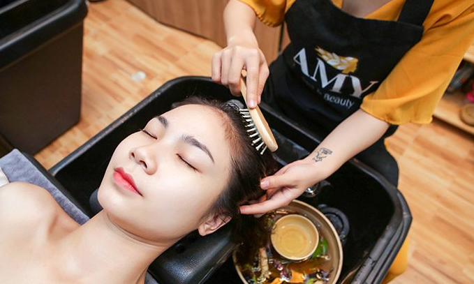 Bước 3: Gội đầu bằng canh thảo mộc & ấn huyệt lược gỗ thư giãn