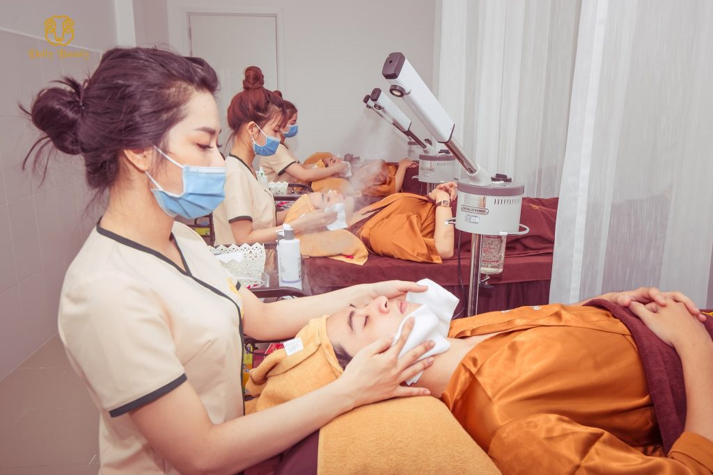 Nhân viên thực hiện liệu trình
