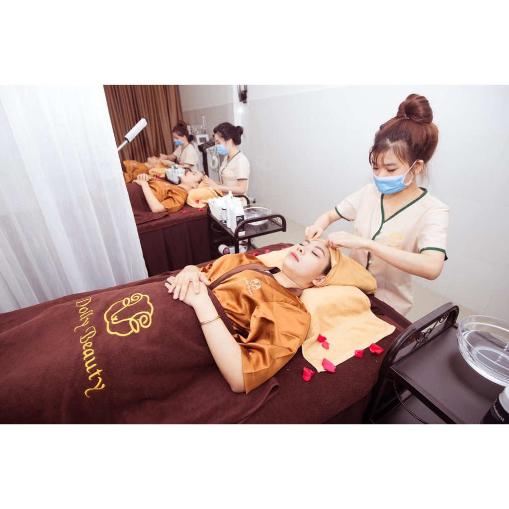 Nhân viên thực hiện liệu trình