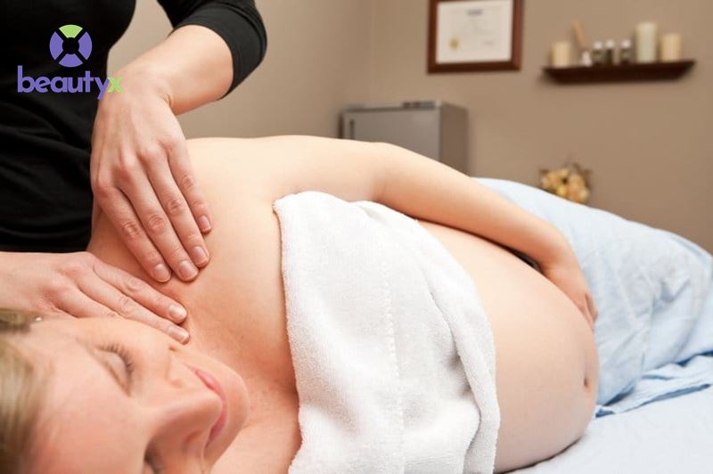 Động tác massage vai cho bà bầu khá đơn giản