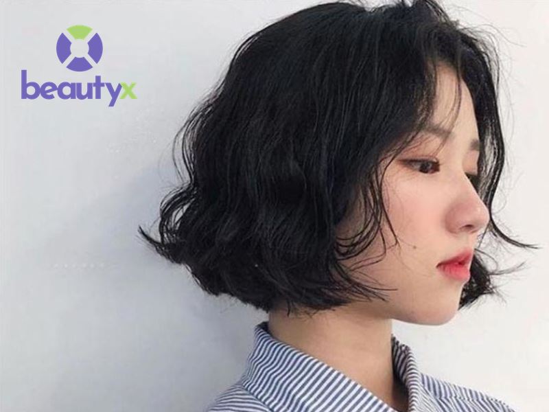 Những lọn tóc ôm vào gương mặt giúp bạn trông thon gọn