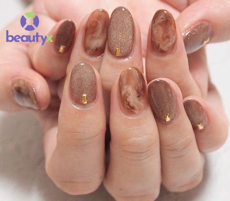 Màu sắc nâu kết hợp với sơn mắt mèo vô cùng tôn da