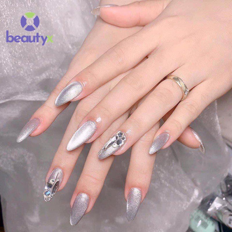 Nail mắt mèo kết hợp đính đá góp phần tạo nên sự quý phái, sang chảnh