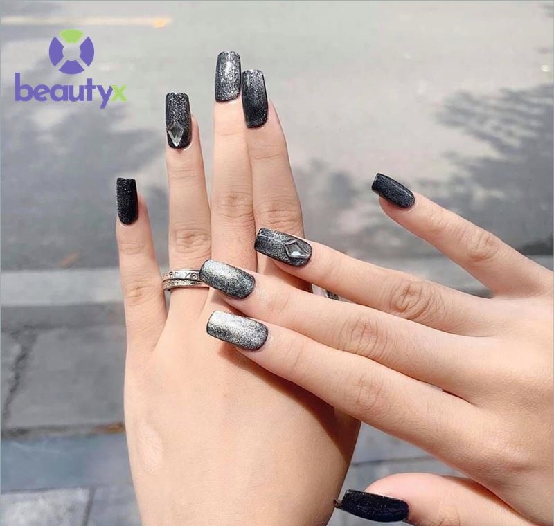 Sơn gel mắt mèo đen mang đến nét cá tính