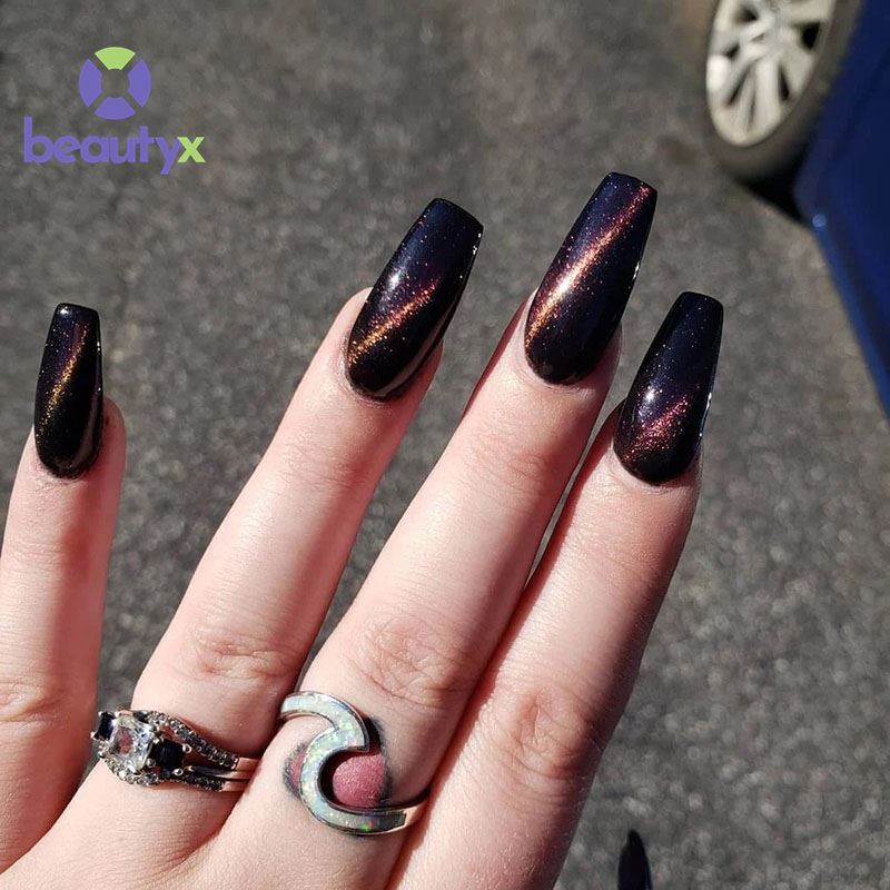 Sơn gel mắt mèo đen mang đến nét cá tính