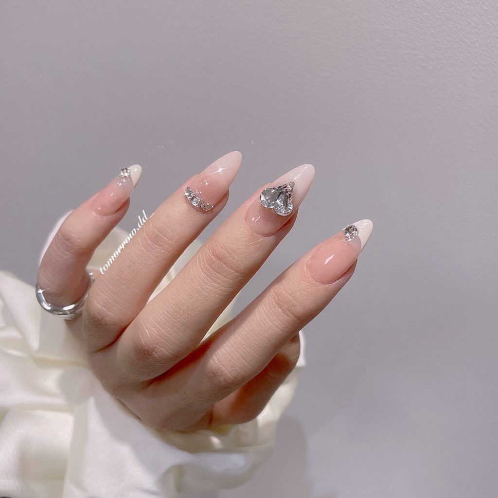 Mẫu nail tết đính đá cực đẹp cho chị em