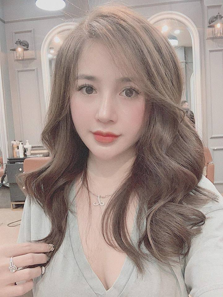 Tóc xoăn nhuộm nâu khói