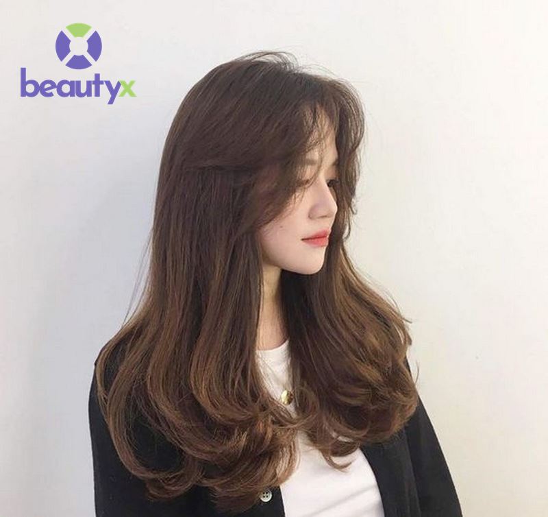 Tóc thẳng kết hợp với uốn đuôi nổi bật lên sự dịu dàng, đằm thắm